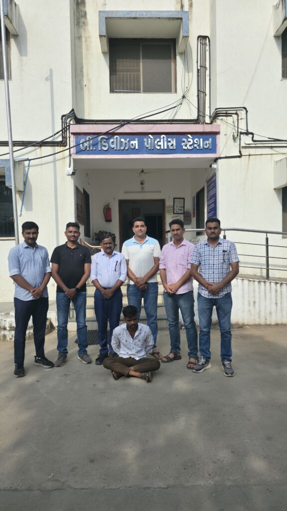 મહારાષ્ટ્ર રાજ્યના અકોલા જીલ્લાના ખદાન પોલીસ સ્ટેશનના ચેઇન સ્નેચીંગના  ગુન્હાના નાસતા ફરતા આરોપીને હિંમતનગર બી ડીવીઝન પોલીસે પકડી પાડ્યો ...